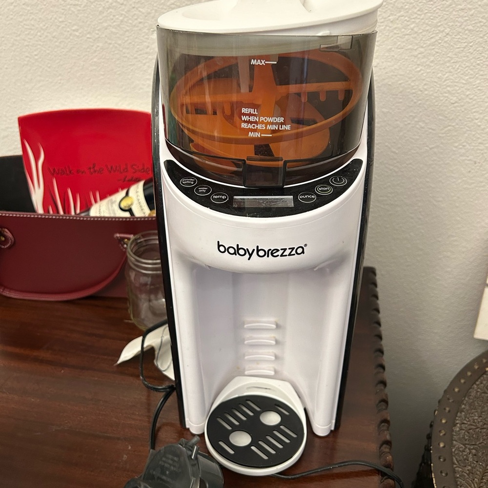 Baby breeza formula dispenser